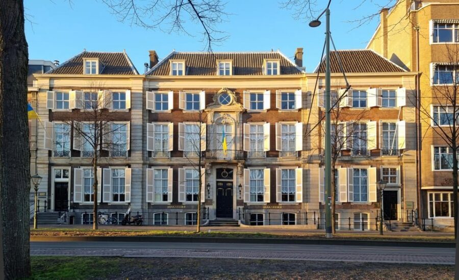 The Hague: City Walking Tour - Finishing at Noordeinde Palace: a strong last image of Hofstad life