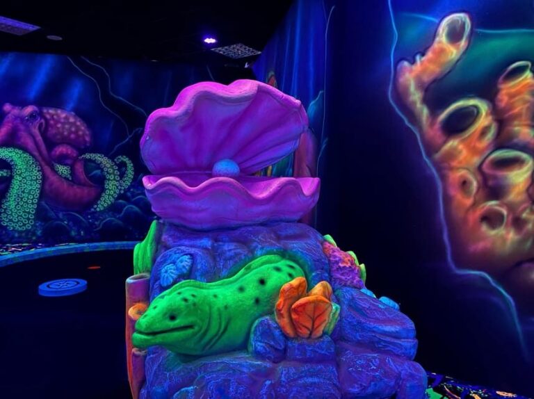 The Hague: Glowgolf Glow in the Dark Indoor Minigolf - Where to find it in The Hague (Palace Promenade, Scheveningen)