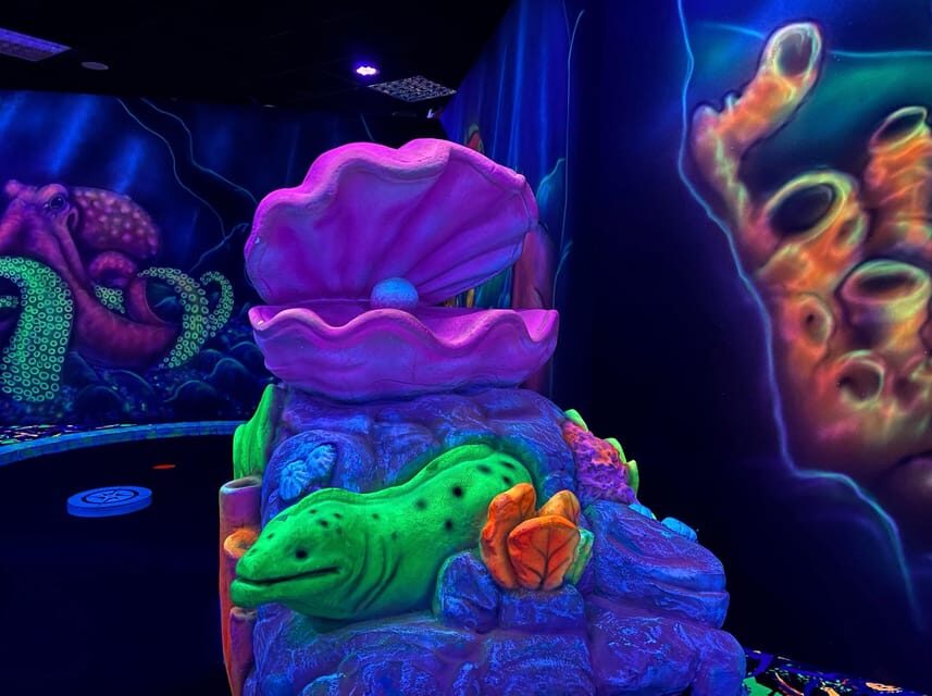 The Hague: Glowgolf Glow in the Dark Indoor Minigolf - Where to find it in The Hague (Palace Promenade, Scheveningen)