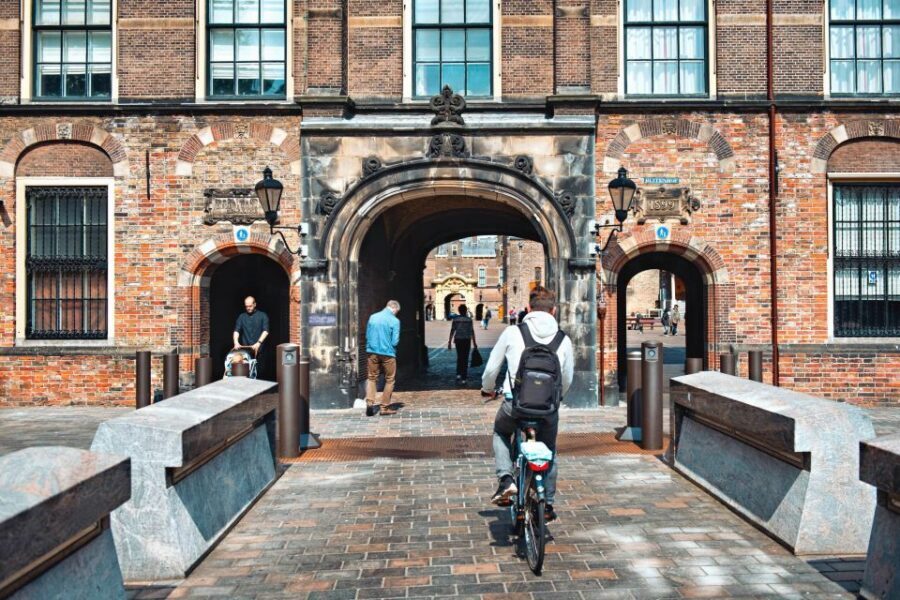 The Hague: Highlights Bike Tour - Binnenhof and Dutch Parliament: power you can feel up close