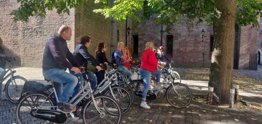 The Hague: Highlights Bike Tour - Royal Stables and Lange Voorhout: royal scenery with a city pace